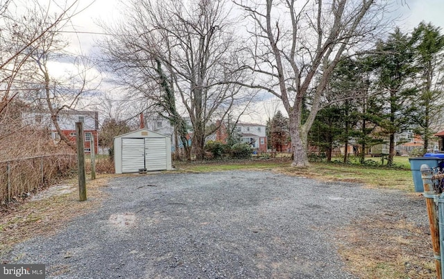 view of yard featuring a storage unit