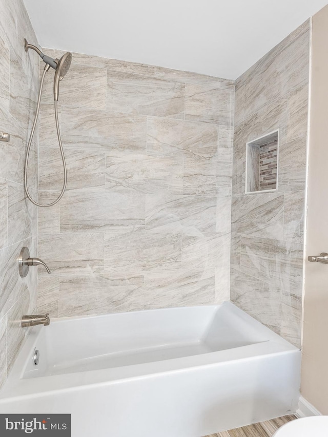 bathroom with tiled shower / bath combo