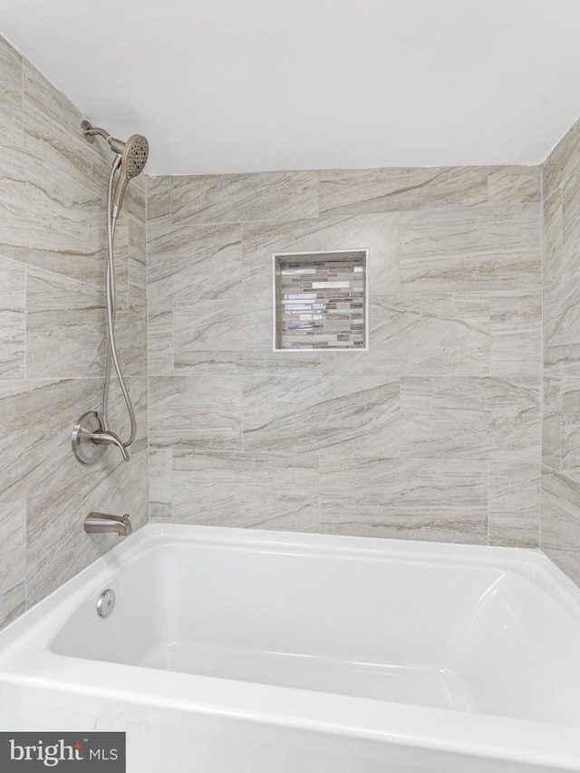 bathroom with tiled shower / bath combo