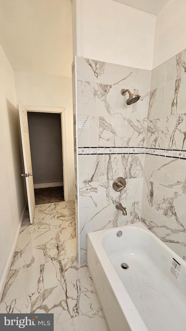 bathroom featuring tiled shower / bath