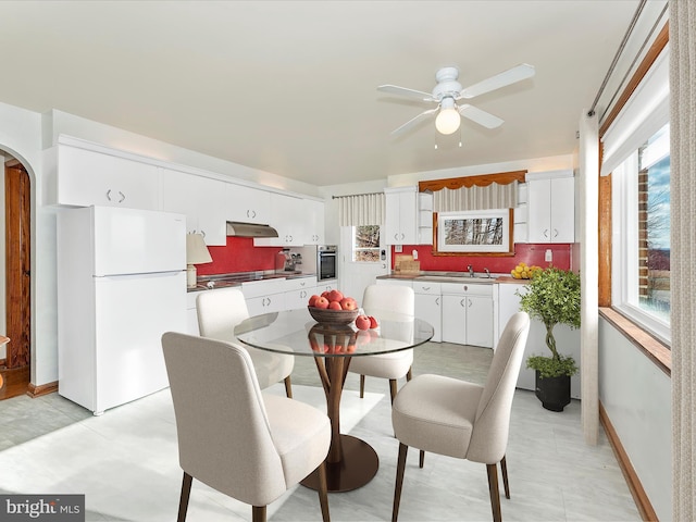 dining area with sink and ceiling fan