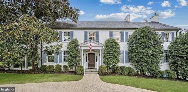 colonial home with a front yard