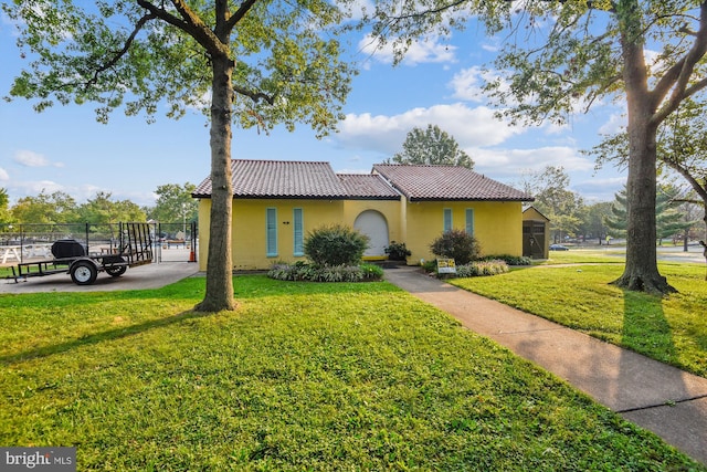 view of front of property featuring a front lawn