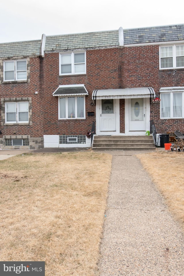 townhome / multi-family property featuring a front yard