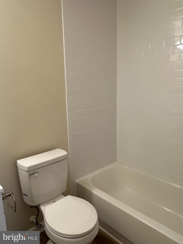 bathroom featuring toilet and washtub / shower combination