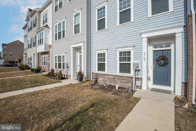 property entrance featuring a yard