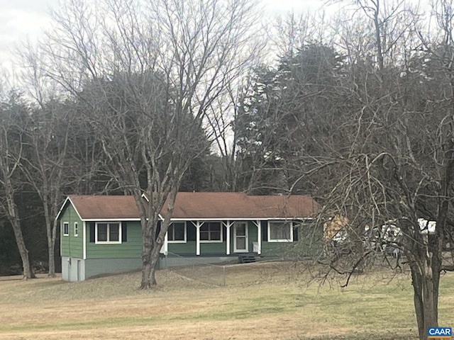 single story home with a front yard