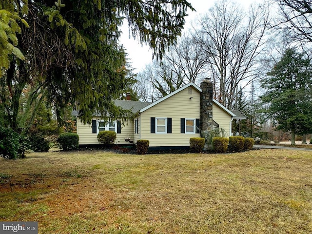 single story home with a front yard