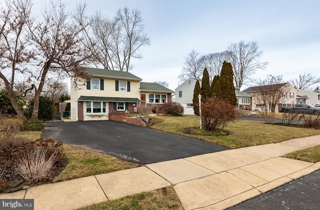 view of front of home featuring a front lawn