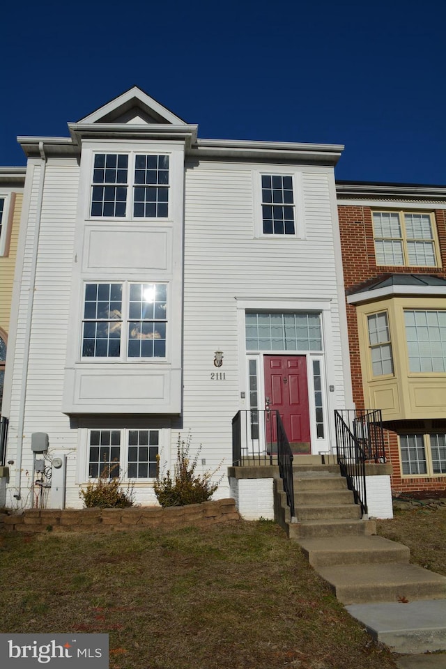 townhome / multi-family property featuring a front yard