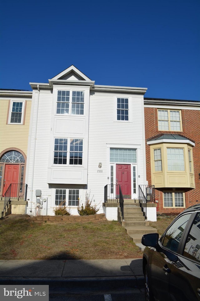 multi unit property featuring a front yard