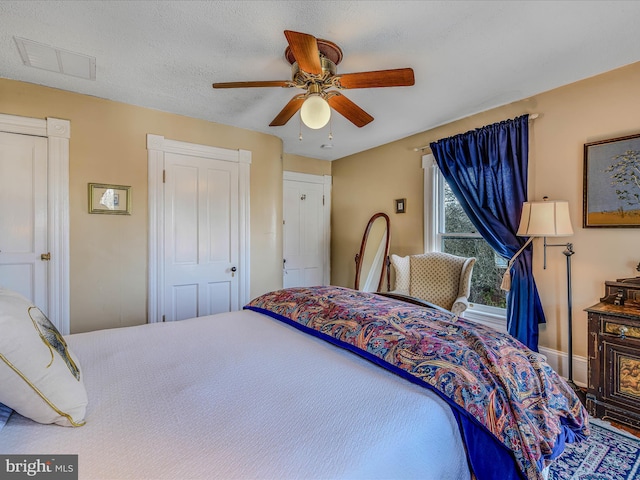 bedroom featuring ceiling fan and a textured ceiling