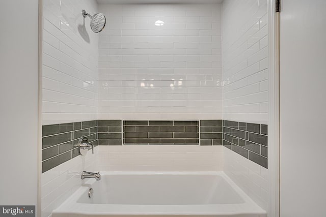 bathroom with tiled shower / bath combo