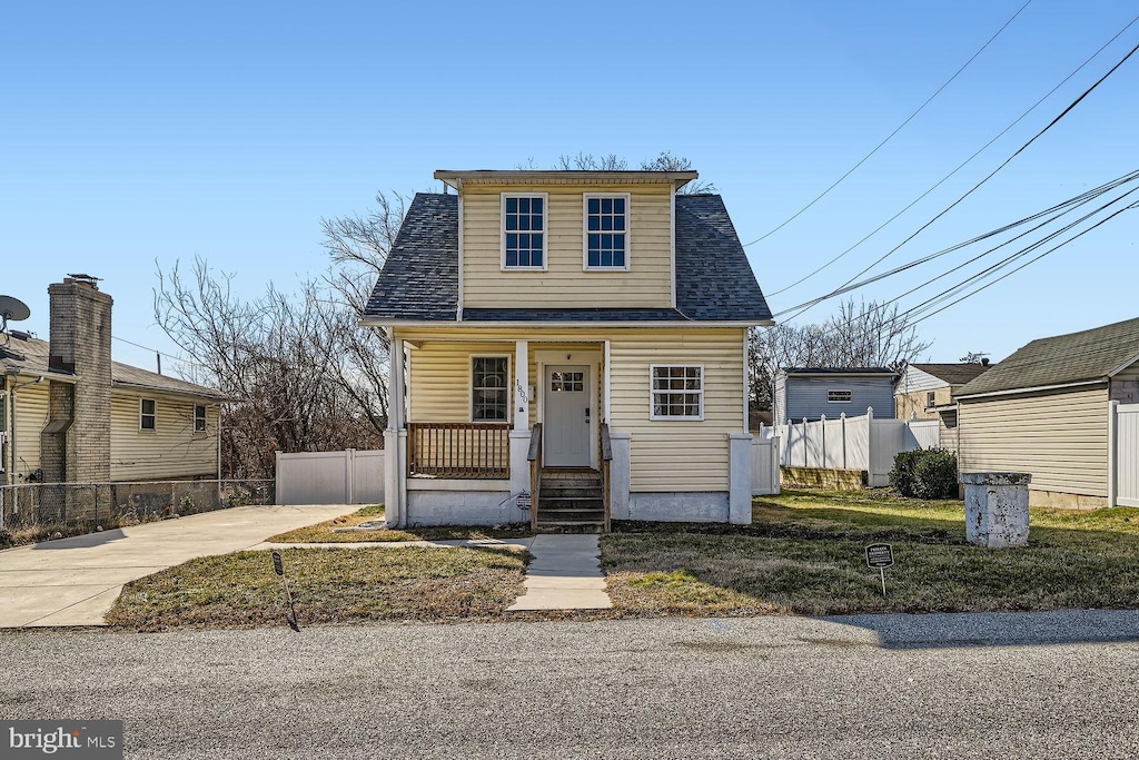 view of front of property featuring a porch and a front yard