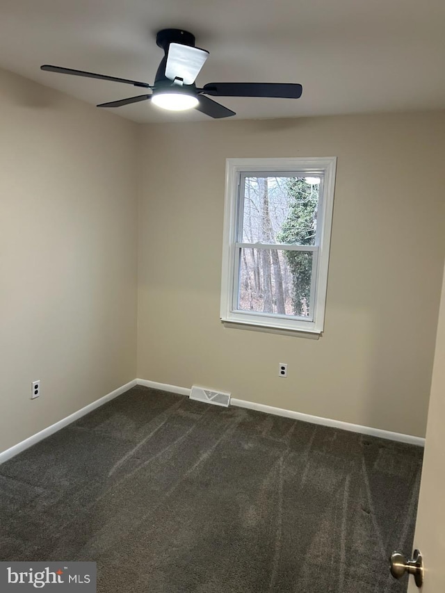 carpeted empty room featuring ceiling fan