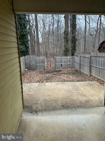 view of yard featuring a patio area