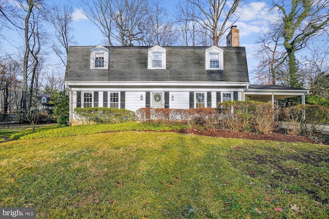 cape cod home featuring a front lawn