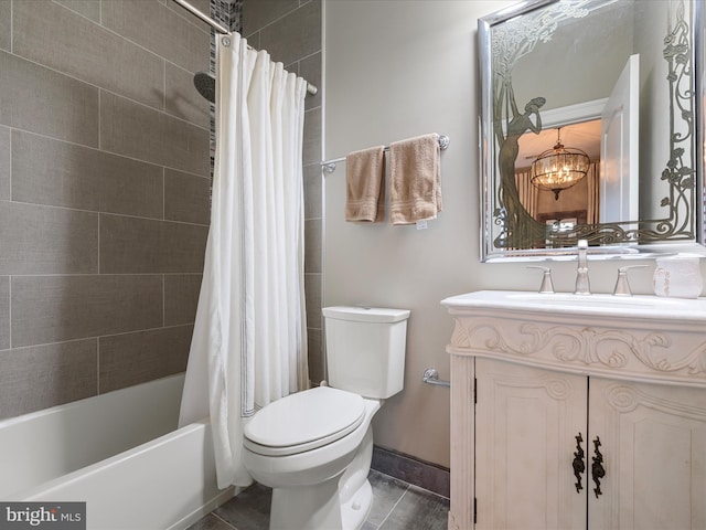 bathroom featuring baseboards, toilet, shower / tub combo, an inviting chandelier, and vanity