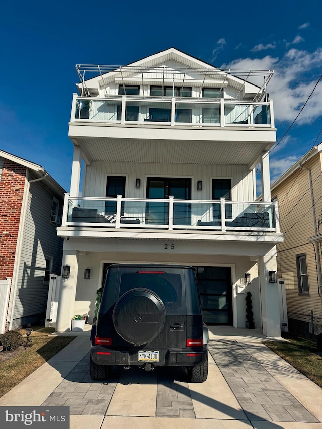 view of front of property featuring a balcony