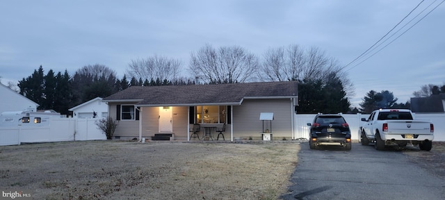 view of front of home featuring a front lawn