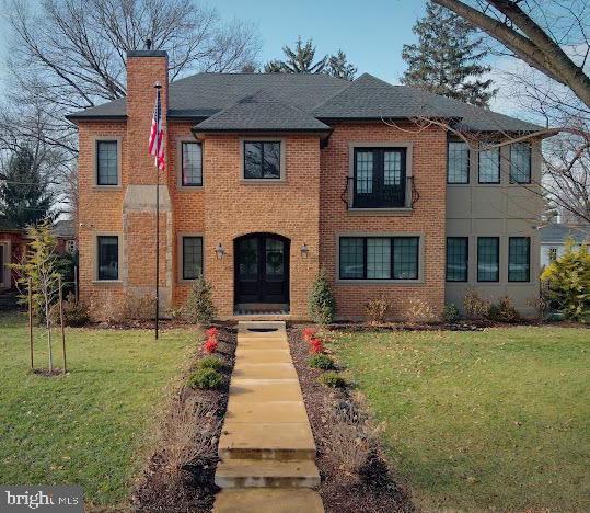 view of front of property featuring a front yard