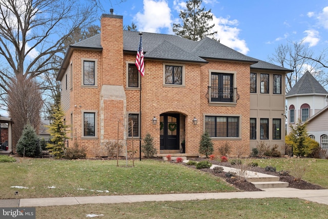 view of front of house with a front lawn