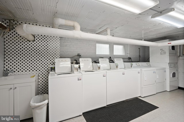 washroom with sink and washer and clothes dryer