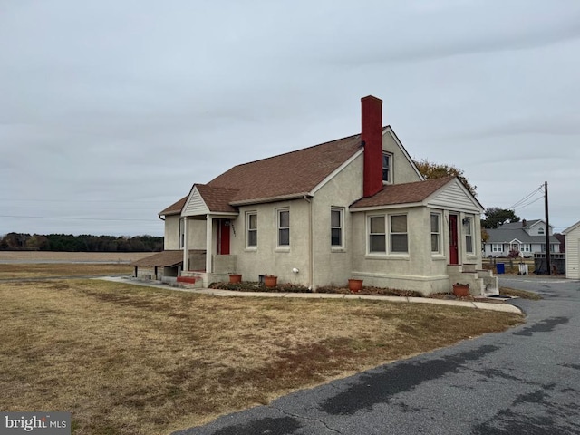 bungalow featuring a front yard