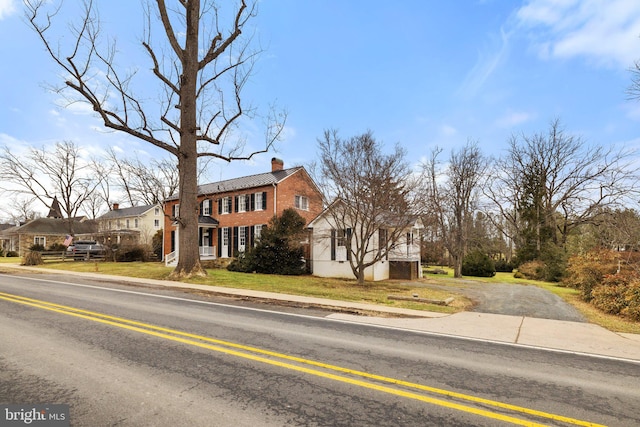 view of front of house featuring a front lawn