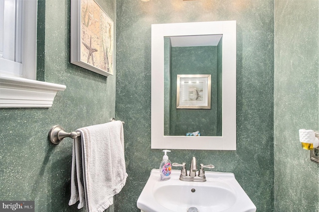 bathroom featuring sink