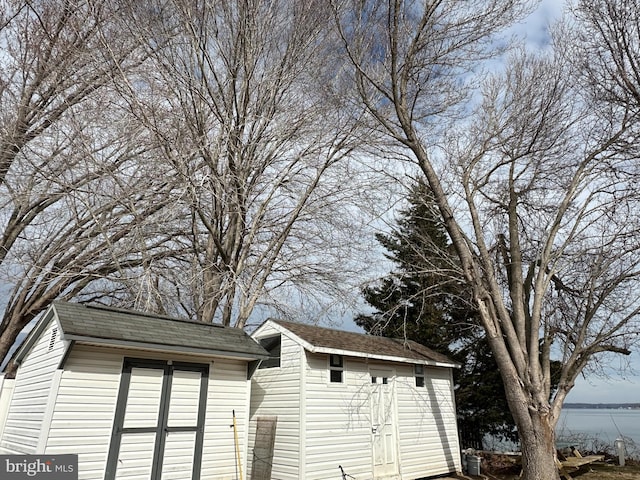 view of outdoor structure with an outbuilding