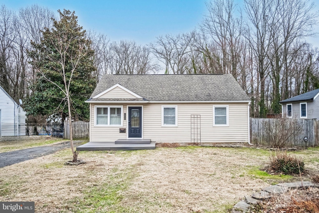 view of front of home featuring a front lawn