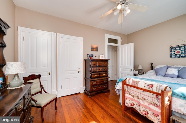 bedroom with dark wood-style floors and ceiling fan