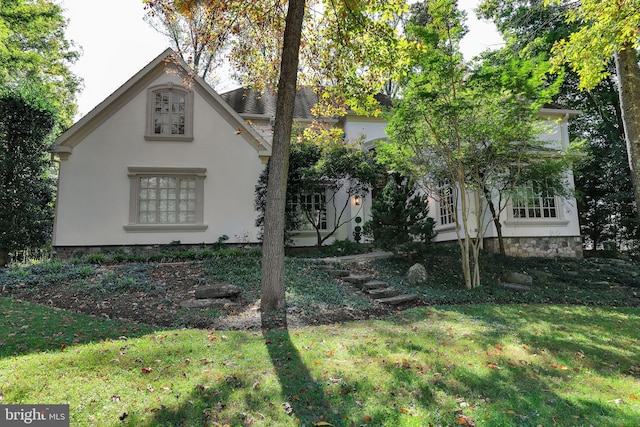 view of front facade featuring stucco siding and a front yard