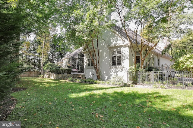 view of yard featuring fence