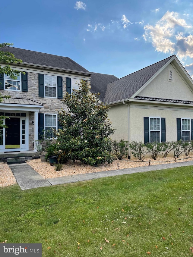 view of front of home featuring a front lawn