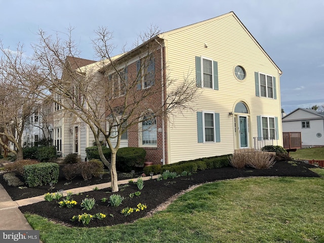 view of front of house with a front lawn