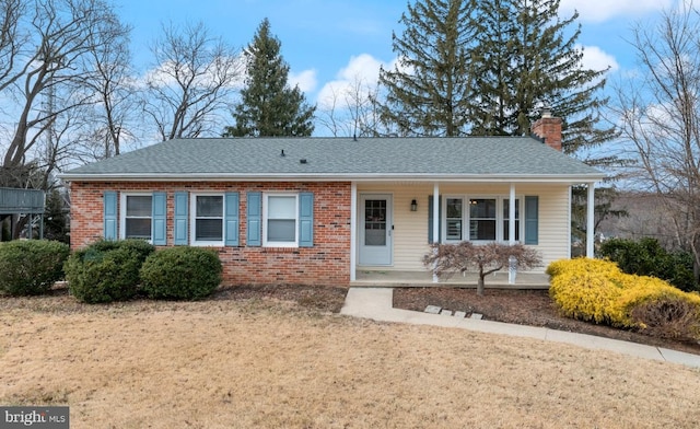 view of front of property featuring covered porch and a front lawn