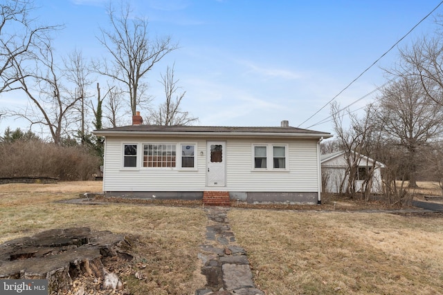 view of front facade featuring a front yard