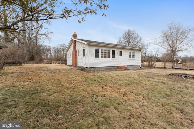 view of front of home with a front lawn