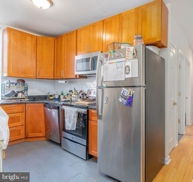 kitchen with tasteful backsplash, stainless steel appliances, and sink