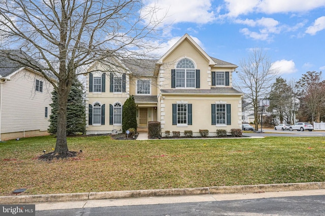 view of front of property featuring a front lawn