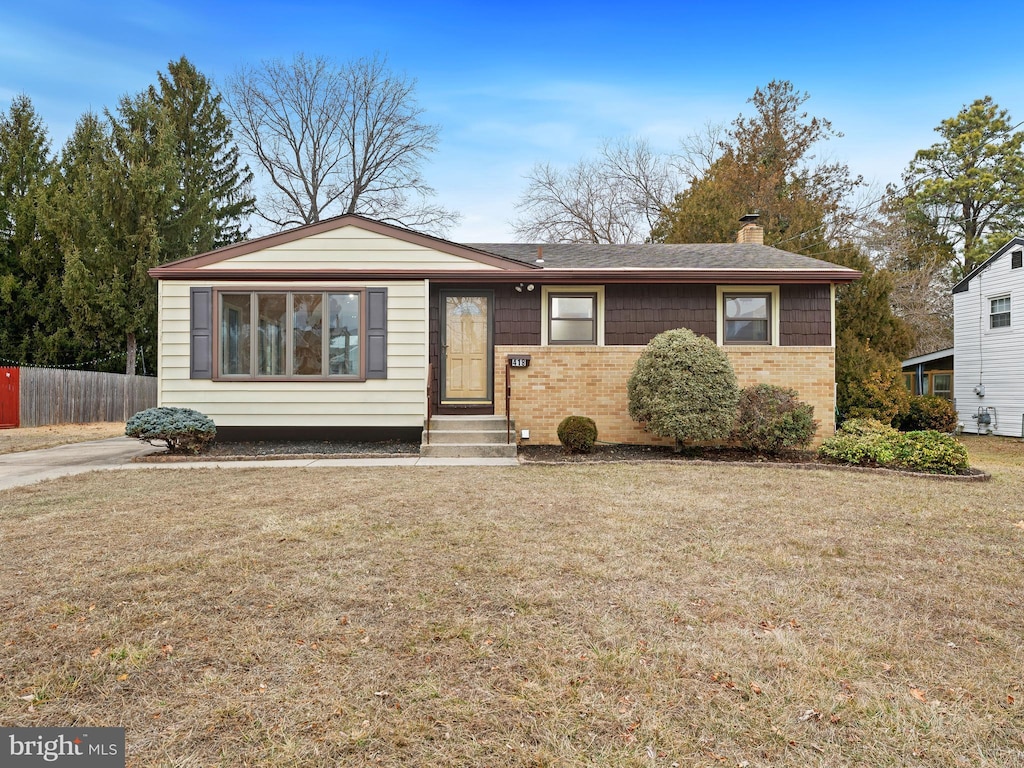 single story home featuring a front yard