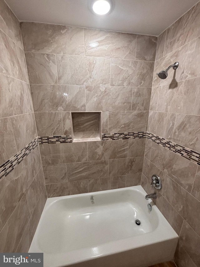 bathroom featuring tiled shower / bath