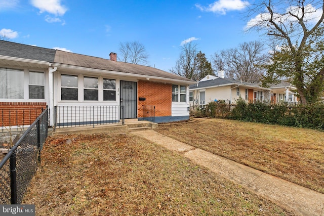 ranch-style home featuring a front lawn