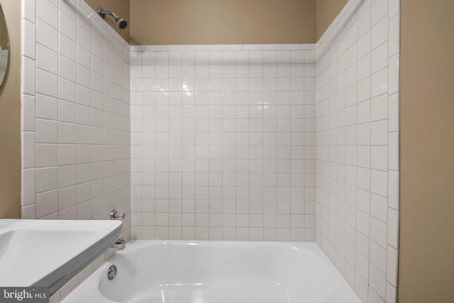 bathroom with tiled shower / bath combo