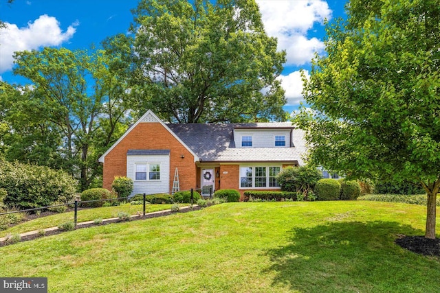 view of front of home featuring a front yard