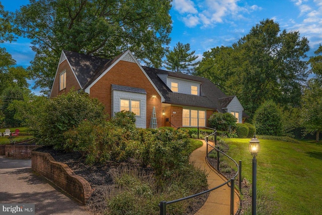 view of front of property featuring a front lawn