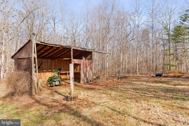 view of yard with an outbuilding and an outdoor structure