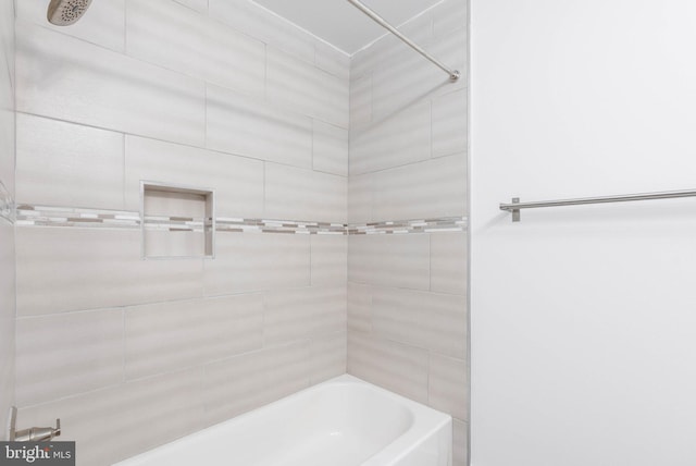 bathroom featuring tiled shower / bath combo